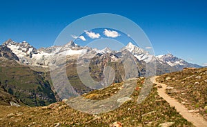 Hezký pohled na alpské údolí s vysokými štíty