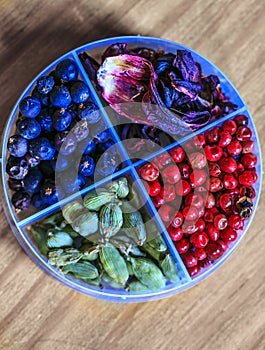 Hibiscus,pink pepper,cardamon to make Gin tonic