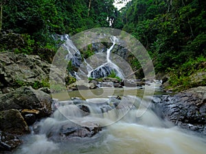 Oculto cascada sobre el,, Malasia 