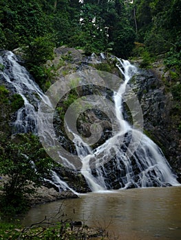 Oculto cascada sobre el en, Malasia 