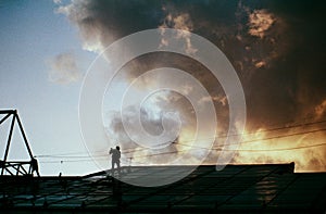 High-altitude cleaning work on the roof of the building