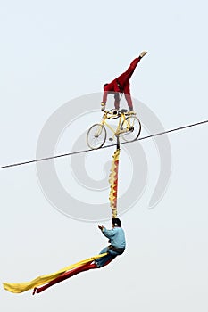 High-altitude steel wire performing