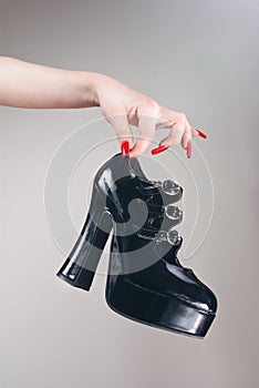 High-heel leather shoe