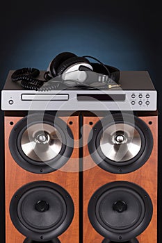 High loudspeaker tower with cd player