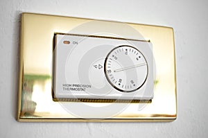 High precision thermostat