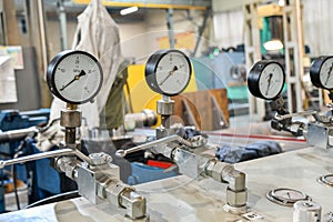 High pressure gauges with changeover valves in the hydraulic supply system