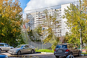 The high-rise building is cozy and warm.The yellowing leaves of the trees are the autumn tread of the season, - golden autumn is