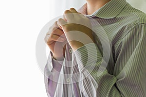 A high school student or student zips his shirt, going to go to school for lessons