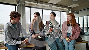 High school students eating apples on lunch