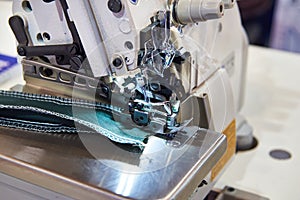 High speed industrial 3 thread overlock sewing machine