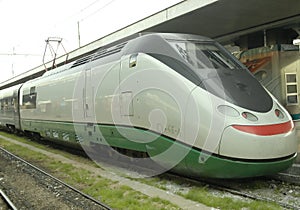 High speed locomotive with carriages