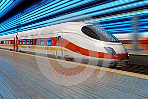 Vysoký rýchlosť vlak odchádza železnice stanica 