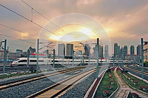 Alto velocidad el tren sobre el atardecer 