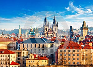 Alto torres torres de iglesia en Praga la ciudad 