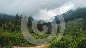 Vysoké Tatry vrchol pokrytý mrakmi pred dažďom na pozadí na Slovensku. Turistické chodníky pre pešiu turistiku v