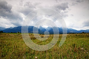 Vysoké Tatry na jeseň s nízkou úrovňou dažďovej oblačnosti, Slovensko