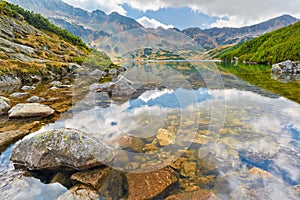 Cinco brillar estanques el valle montanas 