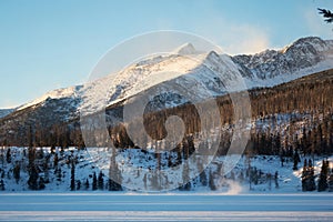 Zimný pohľad na zasnežené Vysoké Tatry v blízkosti jazera Stbske Pleso, Slovensko.