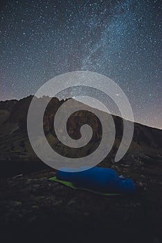 Národní park pohoří Vysoké Tatry. Hora na Slovensku. Obrázek obsahuje šum kvůli vysoké ISO a selektivnímu zaostření. Noční obloha. m