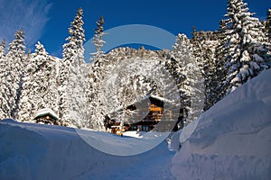 NÁRODNÝ PARK VYSOKÉ TATRY, SLOVENSKO. Zamkovského chata počas zimnej sezóny