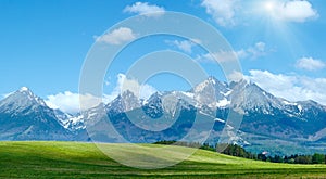 Jarní pohled na Vysoké Tatry (Slovensko).