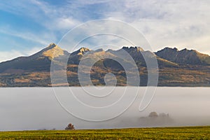 Vysoké Tatry pri východe slnka na jeseň, Slovensko