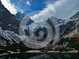 Vysoké Tatry a Zelené Pleso Zelené jezero s pozadím Belianských Tater, Chata pri Zelenom Plese Slovensko. Podzim se sněhem