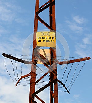 High voltage cables with RISK of DEATH sign in Italian photo