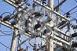 High voltage electrical insulation in a power substation