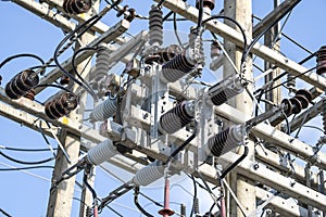 High voltage electrical insulation in a power substation