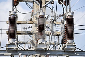 High voltage electrical insulation in a power substation