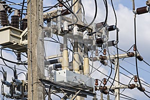 High voltage electrical insulation in a power substation