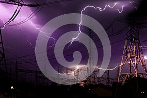 Vysoký napätie elektrický rozvodňa osvetlené podľa blesk blesky počas hroziacej búrka v noci 