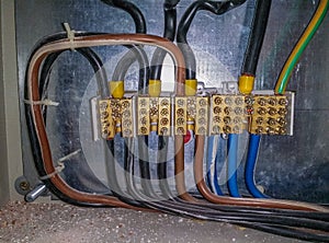 High-voltage electrical wiring through the wiring symmetric