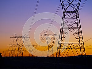 Alto tensione elettricità energia gestione sul tramonto 