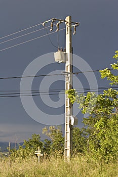 High voltage overhead power cables