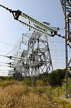 High-voltage power support with glass Transmission Insulators