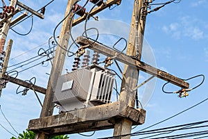 High voltage power transformer for distribution of electricity between substation users