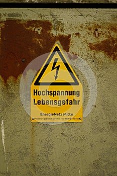 High voltage warning sign in German