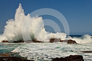 High wave breaking on the rocks