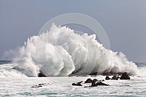 High wave breaking on the rocks