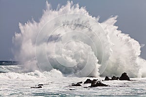 High wave breaking on the rocks