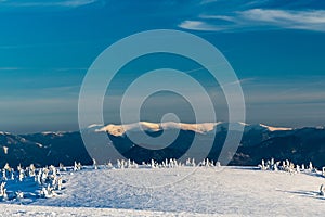 Nejvyšší část pohoří Velká Fatra od Martinských hole v pohoří Malá Fatra na Slovensku během krásného zimního dne