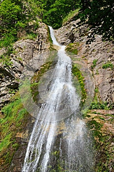 Nejvyšší vodopád v národním parku Malá Fatra, Slovensko. Proud studené křišťálově čisté vody tekoucí na skalní stěně.