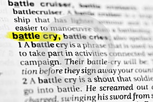 Highlighted English word `battle cry` and its definition in the dictionary