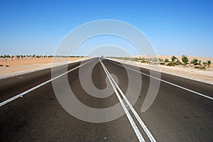 Carretera a través de desierto 