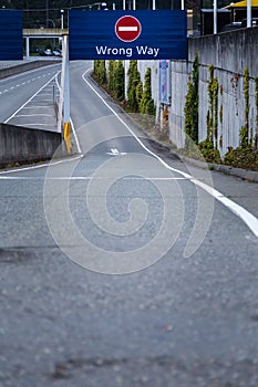 A highway road sign that says wrong way.