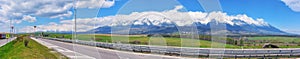 Diaľnica slovenskou krajinou, odhaľujúca malebný výhľad na krásne Tatry