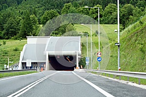 Dálniční tunel protínající horu