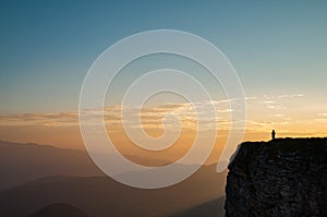 Vagabondo sul bordo da a distanza montagna sul alba 